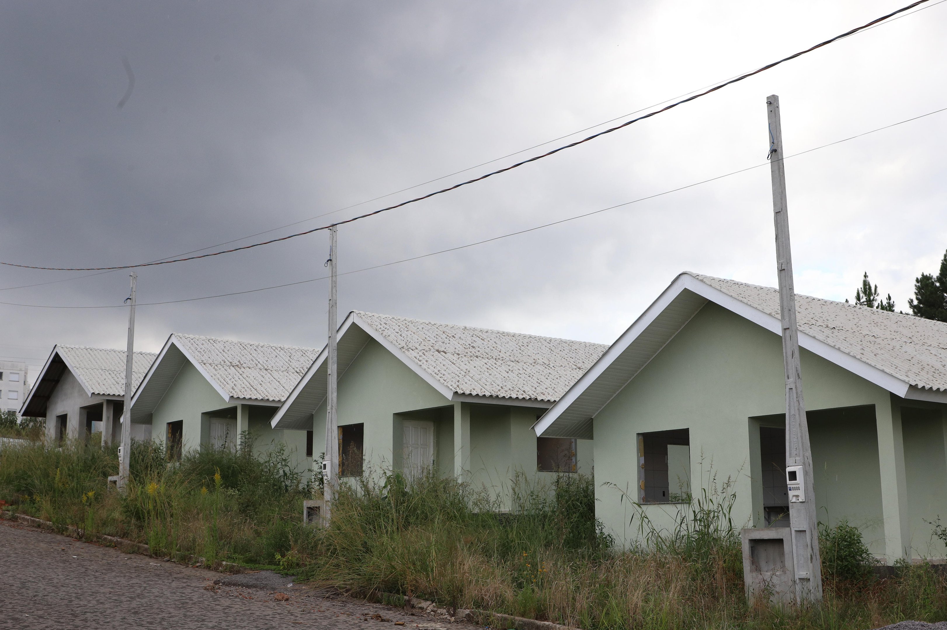 Obras de casas populares no Campos da Serra, em Caxias, est&atilde;o paralisadas e enfrentam problemas com construtora