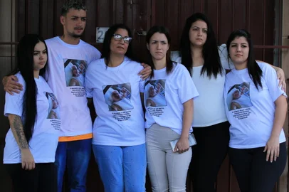 PORTO ALEGRE, RS, BRASIL - 03/01/2025 - Familiares do aposentado Carlos Alberto Machado, 72 anos, morto durante tiroteio na zona norte de Porto Alegre. FOTO: RONALDO BERNARDI, AGÊNCIA RBSNa foto da família toda, da esquerda para a direita: neta Karlise Rodrigues, 21 anos, neto Maicon Machado, 25 anos, filha Viviane Silva Machado, 48 anos, e netas Carine Machado Allendorf, 26 anos, Caroline Machado Allendorf, 29 anos, Camila Machado Allendorf, 23 anos<!-- NICAID(15946579) -->
