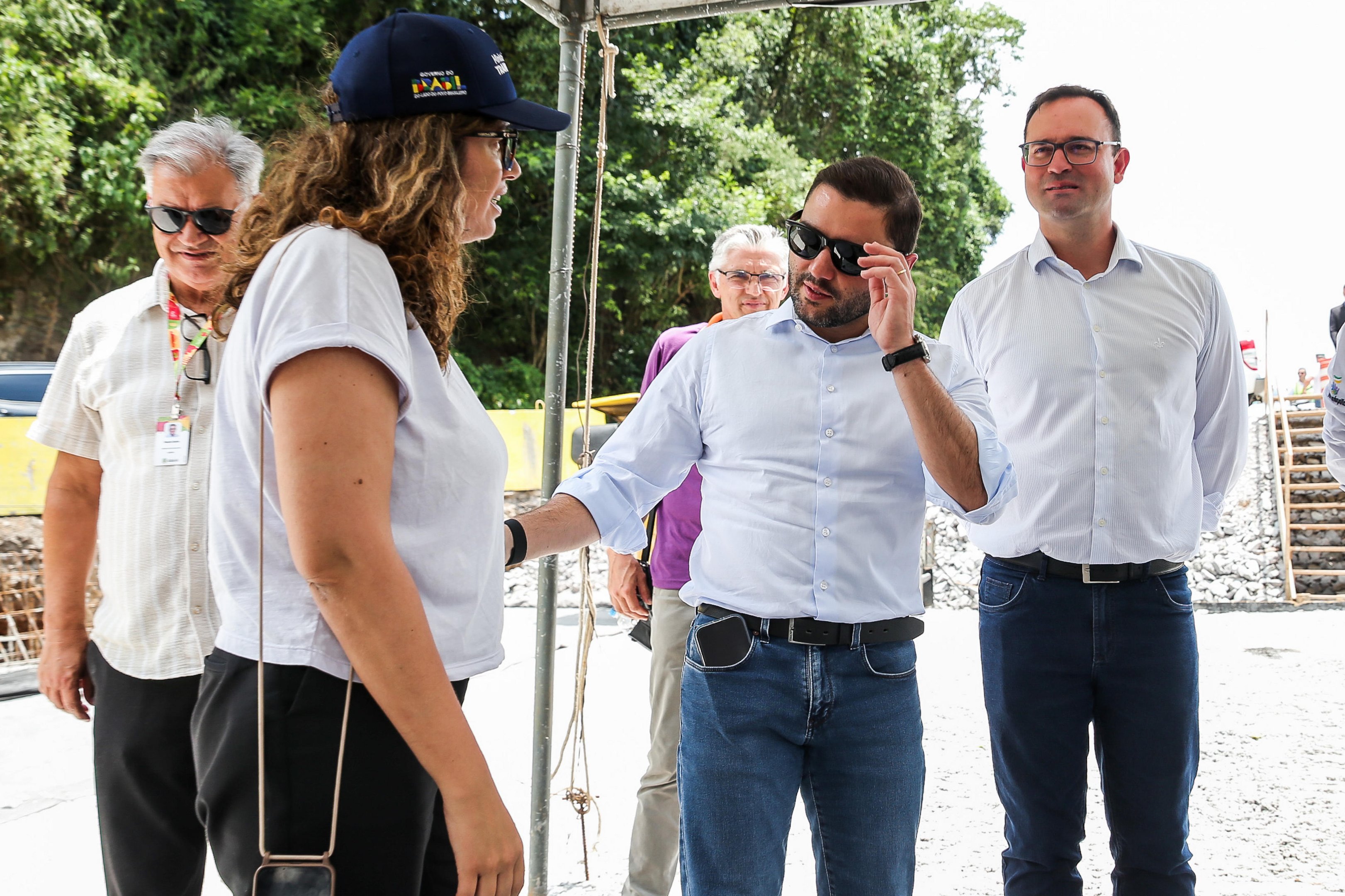 "Tu &eacute;s assessora do ministro?": vice-governador e Denise Pess&ocirc;a t&ecirc;m di&aacute;logo inusitado em visita &agrave; BR-470