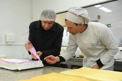 CAXIAS DO SUL, RS, BRASIL, 19/06/2023. A reportagem foi até o Senac para acompanhar como é feito o bolo de aniversário de Caxias do Sul. Na foto, Michel Bortolotto, professor dos cursos de confeitaria e panificação do Senac, responsável pelo bolo de aniversário de Caxias e o prefeito Adiló Didomenico. (Bruno Todeschini/Agência RBS)Indexador: BTK<!-- NICAID(15459922) -->