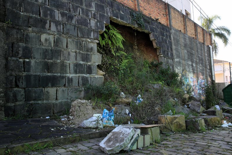 CAXIAS DO SUL, RS, BRASIL, 18/05/2021 -  foto do muro do Colégio Imigrante, no Bela Vista. A estrutura está com um buraco que já completou aniversário. (Marcelo Casagrande/Agência RBS)<!-- NICAID(14786082) -->