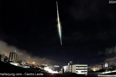 Um meteoro fireball foi registrado sobre o mar, ao leste, em direção a Capão da Canoa, no litoral do Rio Grande do Sul, às 5h16 de terça-feira (16). Nas imagens feitas pelo Observatório Heller & Jung, é possível observar um fragmento de um corpo celeste ainda desconhecido (veja o vídeo acima).<!-- NICAID(15816215) -->