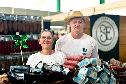 Imagens de família que vende salame na Expodireto.<!-- NICAID(16243922) -->
