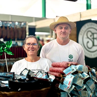 Imagens de família que vende salame na Expodireto.<!-- NICAID(16243922) -->