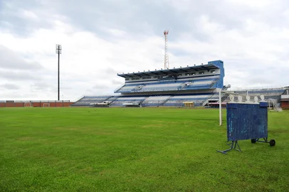 BENTO GONÇALVES, RS, BRASIL, 18/01/2024. Estádio Parque Esportivo Montanha dos Vinhedos será palco de duas partidas do Juventude no Campeonato Gaúcho 2024. O gramado do estádio Alfredo Jaconi está ando por melhorias. (Porthus Junior/Agência RBS)<!-- NICAID(15654733) -->