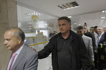 Bolsonaro participara de almoço com representantes do PL no SenadoDF - BOLSONARO/PL/SENADO FEDERAL - POLÍTICA - O ex-presidente Jair Bolsonaro (PL)  após participar de um almoço organizado pelos senadores da oposição ao   presidente Luiz Inácio Lula da Silva, no Senado Federal, nesta terça-feira, 18 de fevereiro de 2025. A presença do   ex-presidente na refeição do bloco Vanguarda, formado por PL, Progressistas, Republicanos e Novo, ocorre em meio à   expectativa de que, ainda nesta semana, a Procuradoria-Geral da República (PGR) apresente ao Supremo Tribunal   Federal (STF) denúncia contra Bolsonaro e outros indiciados pela Polícia Federal (PF) por tentativa de golpe de   Estado após as eleições de 2022.    18/02/2025 - Foto: WILTON JUNIOR/ESTADÃO CONTEÚDOEditoria: POLÍTICALocal: BRASÍLIAIndexador: WILTON JUNIORFonte: ESTADAOFotógrafo: ESTADÃO CONTEÚDO<!-- NICAID(15979346) -->