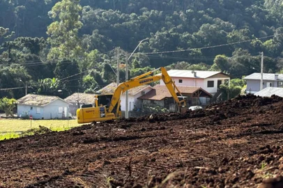 Santa Tereza começa a preparar terreno para construção de casas definitivas  <!-- NICAID(15789939) -->