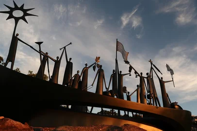 PORTO ALEGRE, RS, BRASIL, 30-12-2025: Monumento que celebra os 150 da imigração italiana no Rio Grande do Sul, localizado na Avenida Edvaldo Pereira Paiva, próximo ao Museu Iberê Camargo. Foto: Bruno Todeschini/Agência RBS<!-- NICAID(16195934) -->