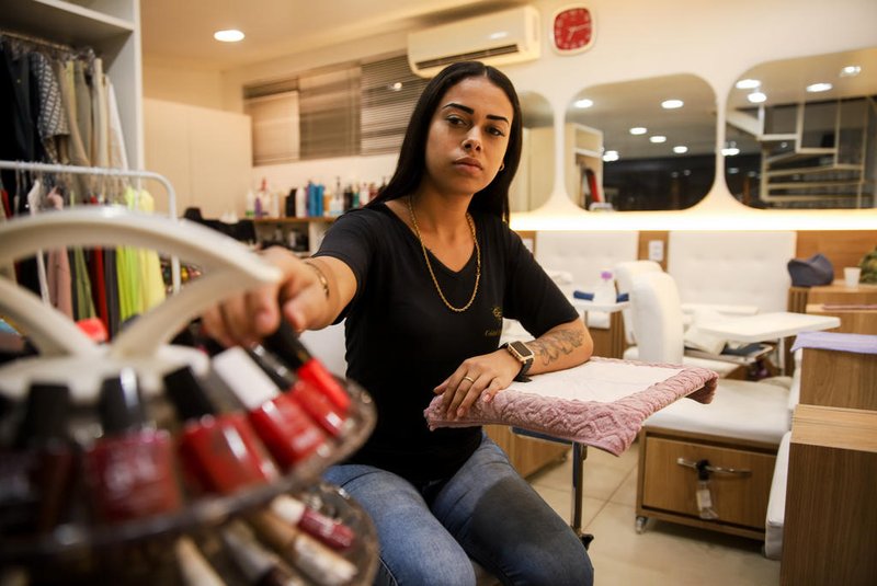 Porto Alegre, RS, Brasil -  IBGE divulga dados da Educação - Ana Luiza Gregol Fagundes Vargas de Souza, 23 anos, não seguiu os estudos e trabalha atualmente como manicure.<!-- NICAID(15712825) -->