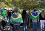 Bolsonaristas se manifestam contra o resultado das eleições em frente ao quartel de Caxias 