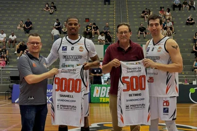 Caxias Basquete homenageia dois atletas  por marcas no NBB<!-- NICAID(15915334) -->