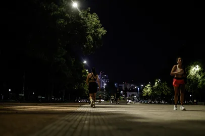 Título da Pauta: Mais pessoas passam a frequentar a Redenção à noitePORTO ALEGRE, RS, BRASIL - 2025.03.18 - Melhor iluminação, dias quentes e mais segurança no local estariam atraindo mais frequentadores ao parque nas primeiras horas noite. (Foto: André Ávila/ Agência RBS)<!-- NICAID(15999204) -->