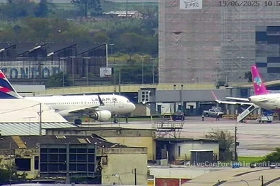 Avião da Latam, com destino a Montevidéu, anuncia pane e faz pouso de urgência no aeroporto Salgado Filho
