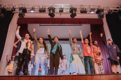 Um convite para participar de um festival escolar foi o ponto de partida para o "Black Power", projeto desenvolvido no Centro Assistencial Vitória (CAV), em Caxias do Sul. Reunindo 21 crianças e adolescentes, o espetáculo combina dança, música, teatro e poesia para celebrar a cultura afro-brasileira e refletir sobre temas como justiça social e identidade.CAXIAS DO SUL, RS, BRASIL, 19/11/2024<!-- NICAID(15916640) -->