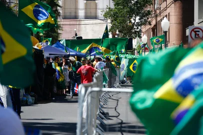 Porto Alegre, RS, Brasil, 15/11/2022 - Manifestantes bolsonarista contrários ao resultado das eleições seguem ocupando a avenida 7 de Setembro, no centro de Porto Alegre - Foto: Jonathan Heckler/Agência RBS<!-- NICAID(15265116) -->