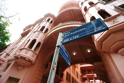 PORTO ALEGRE, RS, BRASIL, 01-12-2014 : Casa de Cultura Mario Quintana está livre das telas e dos tapumes que, por mais de um ano, esconderam a beleza de sua arquitetura. Foram 18 meses dedicados a restaurar as fachadas e a cobertura do antigo Hotel Majestic. A obra custou R$ 4 milhões, bancados pelo Banrisul, por meio da Lei Rouanet. (Foto: BRUNO ALENCASTRO/Agência RBS, Editoria Sua Vida)<!-- NICAID(11026047) -->