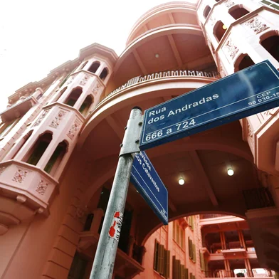 PORTO ALEGRE, RS, BRASIL, 01-12-2014 : Casa de Cultura Mario Quintana está livre das telas e dos tapumes que, por mais de um ano, esconderam a beleza de sua arquitetura. Foram 18 meses dedicados a restaurar as fachadas e a cobertura do antigo Hotel Majestic. A obra custou R$ 4 milhões, bancados pelo Banrisul, por meio da Lei Rouanet. (Foto: BRUNO ALENCASTRO/Agência RBS, Editoria Sua Vida)<!-- NICAID(11026047) -->