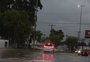 Motoboy é atingido por carro em meio à chuva na Avenida Sertório; veja vídeo