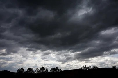 Sant'Ana do Livramento, RS, Brasil: Nuvens de chuva se aproximam do Rio Grande do Sul, com possibilidade de prejuízos causados pela chuva e pelos ventos. Fotos: Duda Fortes/Agencia RBS<!-- NICAID(16329606) -->