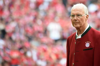 (FILES) Bayern Munich's Honorary President and German football legend Franz Beckenbauer attends a ceremony during a break of the German first division Bundesliga football match FC Bayern Munich vs VfB Stuttgart in Munich, southern Germany, on May 12, 2018. Franz Beckenbauer died aged 78 the German football association announced on January 8, 2024. (Photo by Christof STACHE / AFP) / RESTRICTIONS: DURING MATCH TIME: DFL RULES TO LIMIT THE ONLINE USAGE TO 15 PICTURES PER MATCH AND FORBID IMAGE SEQUENCES TO SIMULATE VIDEO. == RESTRICTED TO EDITORIAL USE == FOR FURTHER QUERIES PLEASE CONTACT DFL DIRECTLY AT + 49 69 650050Editoria: SPOLocal: MunichIndexador: CHRISTOF STACHESecao: soccerFonte: AFPFotógrafo: STR<!-- NICAID(15644307) -->
