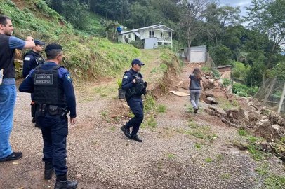 Equipes da Prefeitura orientam famílias em Galópolis neste sábado devido a previsão de chuvas.<!-- NICAID(15790070) -->