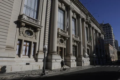 PORTO ALEGRE, RS, BRASIL, 13-06-2025: Fachada do Palácio Piratini. Histórias e lendas sobre túneis e galerias subterrâneas no Palácio Piratini, sede do governo do Rio Grande do Sul, chamam a atenção e instigam especulações sobre o que é mito e verdade a respeito das estruturas. Segundo uma das versões, os túneis foram construídos por ordem do governador José Marcelino Figueiredo, que escolheu Porto Alegre como capital da capitania do Rio Grande de São Pedro na década de 1770. Um suposto mapa em poder dos farroupilhas, no século 19, reforçaria a teoria de galerias subterrâneas que se espalhavam pela cidade. Foto: Mateus Bruxel/Agência RBSIndexador: MATEUS BRUXEL<!-- NICAID(16059505) -->