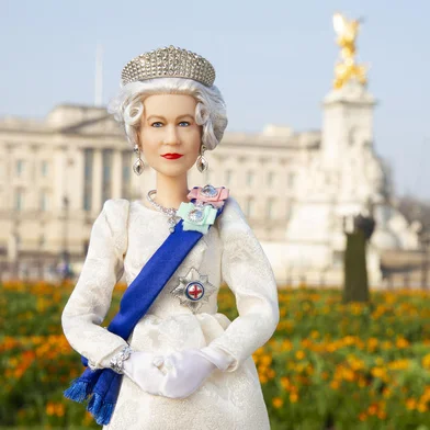 An undated handout photograph taken and released on April 21, 2022 by US toy manufacturer Mattel, shows their new Barbie doll depecting Queen Elizabeth II in order to mark the Britain's monarch's Platinum Jubilee. (Photo by MATTEL / AFP) / RESTRICTED TO EDITORIAL USE - MANDATORY CREDIT "AFP PHOTO / MATTEL " - NO MARKETING NO ADVERTISING CAMPAIGNS - DISTRIBUTED AS A SERVICE TO CLIENTS<!-- NICAID(15074832) -->