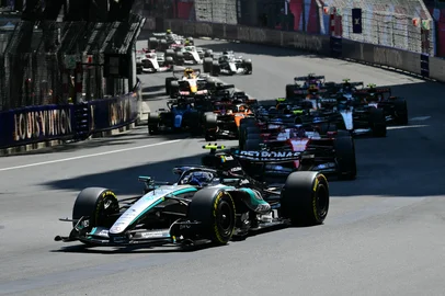 Mercedes' Italian driver Kimi Antonelli (C) leads the start during Monaco Formula 1 Grand Prix at the Monaco street circuit in Monaco, ahead of the, on June 7, 2026. (Photo by Andrej ISAKOVIC / AFP)Editoria: SPOLocal: MonacoIndexador: ANDREJ ISAKOVICSecao: motor racingFonte: AFPFotógrafo: STF<!-- NICAID(16301140) -->