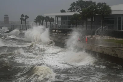 On heels of Helene, storm Milton expected to strengthen into major hurricane and slam FloridaWaves crash along St. Pete Pier in St. Petersburg, Florida, as Hurricane Milton is expected to make landfall tonight on October 9, 2024. Milton regained power on October 8 to become a Category 5 storm with maximum sustained winds of 165 mph (270 kph) as it barrels towards the west-central coast of Florida and is forecast to make landfall late October 9, according to the National Hurricane Center. (Photo by Bryan R. SMITH / AFP)Editoria: DISLocal: St. PetersburgIndexador: BRYAN R. SMITHSecao: disaster (general)Fonte: AFPFotógrafo: STR<!-- NICAID(15887170) -->