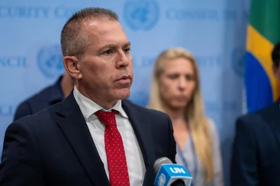 NEW YORK, NEW YORK - Permanent Representative of Israel to the United Nations Gilad Erdan addresses the press on the situation in the Middle East at the United Nations Headquarters while accompanied with family members of individuals kidnapped by Hamas on October 24, 2023 in New York City. Permanent Representative of Israel to the United Nations Gilad Erdan called for the resignation of Secretary-General of the United Nations António Guterres for not supporting Israel.   David Dee Delgado/Getty Images/AFP (Photo by David Dee Delgado / GETTY IMAGES NORTH AMERICA / Getty Images via AFP)<!-- NICAID(15578552) -->