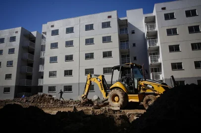 PORTO ALEGRE, RS, Brasil, 27-08-2021: Obras nos residenciais Recanto das Pitangueiras e Recanto das Goiabeiras, no bairro Restinga, na zona sul de Porto Alegre. Obras de 400 moradias da antiga faixa um do MCMV foram retomadas em dezembro de 2020 e devem ser entregues em dezembro de 2021. Programa habitacional Casa Verde Amarela (PCVA) completa um ano em agosto. Criado para subsitituir o Minha Casa, Minha Vida (MCMV), o programa tem dificuldades para deslanchar. (Foto: Mateus Bruxel / Agência RBS)Indexador: Mateus Bruxel<!-- NICAID(14873781) -->