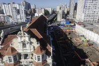PORTO ALEGRE, RS, BRASIL, 30-07-2025: Canteiro de obras entre as ruas Comendador Manoel Pereira e Voluntários da Pátria, ao lado de prédio histórico da Tumelero, na região central de Porto Alegre. A Igreja Universal deve construir um prédio na área, na entrada da cidade. Foto: Mateus Bruxel/Agência RBSIndexador: MATEUS BRUXEL<!-- NICAID(16090603) -->