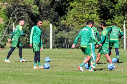 CAXIAS DO SUL, RS, BRASIL, 17/05/2023. Treino do Juventude realizado no CT. Na foto, canto esquerdo, Geuvani, atacante (Neimar De Cesero/Agência RBS)Indexador: NEIMAR DE CESERO<!-- NICAID(15430524) -->