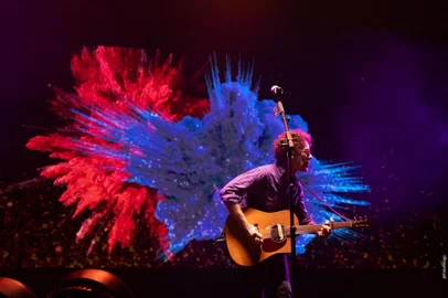 Em show gratuito, Nando Reis e Adriana Calcanhotto embalam a noite de 25 mil porto-alegrenses<!-- NICAID(16011501) -->