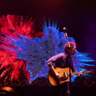 Em show gratuito, Nando Reis e Adriana Calcanhotto embalam a noite de 25 mil porto-alegrenses<!-- NICAID(16011501) -->