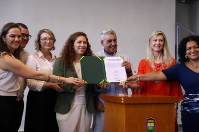 PORTO ALEGRE, RS, BRASIL, 10-02-2026: O prefeito Sebastião Melo e a ministra da Gestão e Inovação em Serviços Públicos, Esther Dweck, realizam nesta terça-feira, 10, às 14h, uma vistoria no complexo da Usina do Gasômetro. Na ocasião, será formalizada a cessão do equipamento ao Município de Porto Alegre. Foto: Bruno Todeschini/Agência RBS<!-- NICAID(16222507) -->
