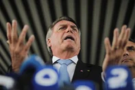 Former Brazil's President Jair Bolsonaro speaks to the media after leaving the Senate building in Brasilia on March 26, 2025. Brazil's Supreme Court on March 26, 2025, ordered far-right ex-president Jair Bolsonaro to stand trial on charges of plotting a coup after failing to win re-election in 2022. (Photo by SERGIO LIMA / AFP)Editoria: CLJLocal: BrasíliaIndexador: SERGIO LIMASecao: justice and rightsFonte: AFPFotógrafo: Handout<!-- NICAID(16003924) -->