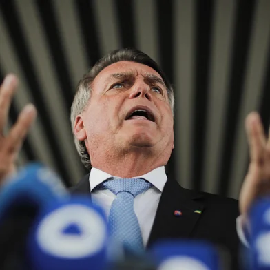 Former Brazil's President Jair Bolsonaro speaks to the media after leaving the Senate building in Brasilia on March 26, 2025. Brazil's Supreme Court on March 26, 2025, ordered far-right ex-president Jair Bolsonaro to stand trial on charges of plotting a coup after failing to win re-election in 2022. (Photo by SERGIO LIMA / AFP)Editoria: CLJLocal: BrasíliaIndexador: SERGIO LIMASecao: justice and rightsFonte: AFPFotógrafo: Handout<!-- NICAID(16003924) -->
