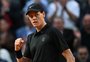 Sinner vence na estreia em Roma e iguala marca de Federer