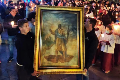 Procissão iluminada na Igreja de São Pelegrino, em Caxias. Atividade faz parte da programação de 80 anos da paróquia.<!-- NICAID(15168677) -->