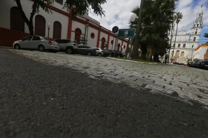 Porto Alegre, RS, Brasil, 18/04/2022 - Asfaltamento irregular da Avenida Padre Tomé em Porto Alegre - Foto: Lauro Alves/Agência RBS<!-- NICAID(15071431) -->