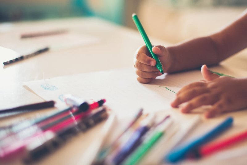 Preparation for preschoolPreschool little girl drawing at home. Close up. Copy space. Focus is on hands.Fonte: 217678949<!-- NICAID(15610400) -->