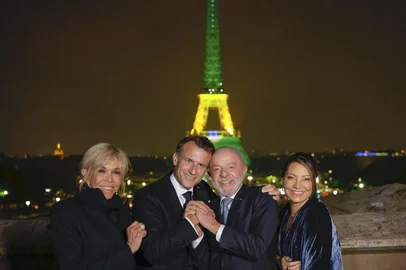 Lula e Macron posam em frente à Torre Eiffel com as cores do Brasil<!-- NICAID(16053679) -->