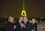 Lula e Macron posam em frente à Torre Eiffel iluminada com as cores da bandeira do Brasil