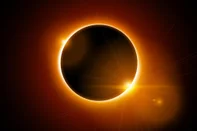 Solar eclipse vector total sun background. Moon eclipse glow in space. Solar planet circleEclipse solar. Foto: kolonko / stock.adobe.comFonte: 465441909<!-- NICAID(15726305) -->