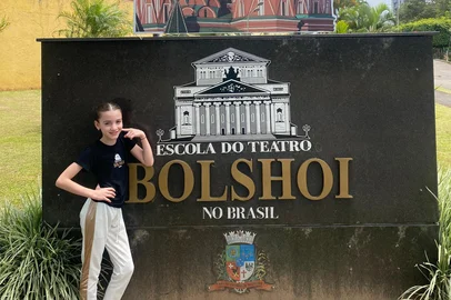 Entre 4 mil candidatas, bailarina gaúcha garante vaga no Bolshoi aos 10 anos<!-- NICAID(16178312) -->