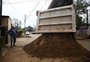 Cerca de 18 mil toneladas de areia já foram retiradas das ruas na Região das Ilhas, em Porto Alegre
