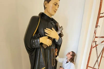 A restauradora e conservadora de bens culturais Anice Jaroczinski nunca havia trabalhado em uma imagem sacra tão grande. Com quase três metros de altura e 300 quilos, o padroeiro da Paróquia São Geraldo, no bairro Floresta, em Porto Alegre, acaba de ser revitalizado.<!-- NICAID(15545620) -->