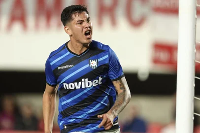 Huachipato's midfielder Maximiliano Rodriguez celebrates after scoring a goal during the Copa Libertadores group stage second leg football match between Argentina's Estudiantes de La Plata and Chile's Huachipato at the Jorge Luis Hirschi Stadium in La Plata, Argentina, on May 29, 2024. (Photo by ALEJANDRO PAGNI / AFP)Editoria: SPOLocal: La PlataIndexador: ALEJANDRO PAGNISecao: soccerFonte: AFPFotógrafo: STR<!-- NICAID(15777020) -->