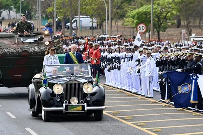 Brazils President Luiz Inacio Lula da Silva and his wife, Rosangela da Silva, lead the military parade during the Independence Day celebrations in Brasilia on September 7, 2026. (Photo by Evaristo Sa / AFP)Editoria: POLLocal: BrasíliaIndexador: EVARISTO SASecao: governmentFonte: AFPFotógrafo: STF<!-- NICAID(16360790) -->